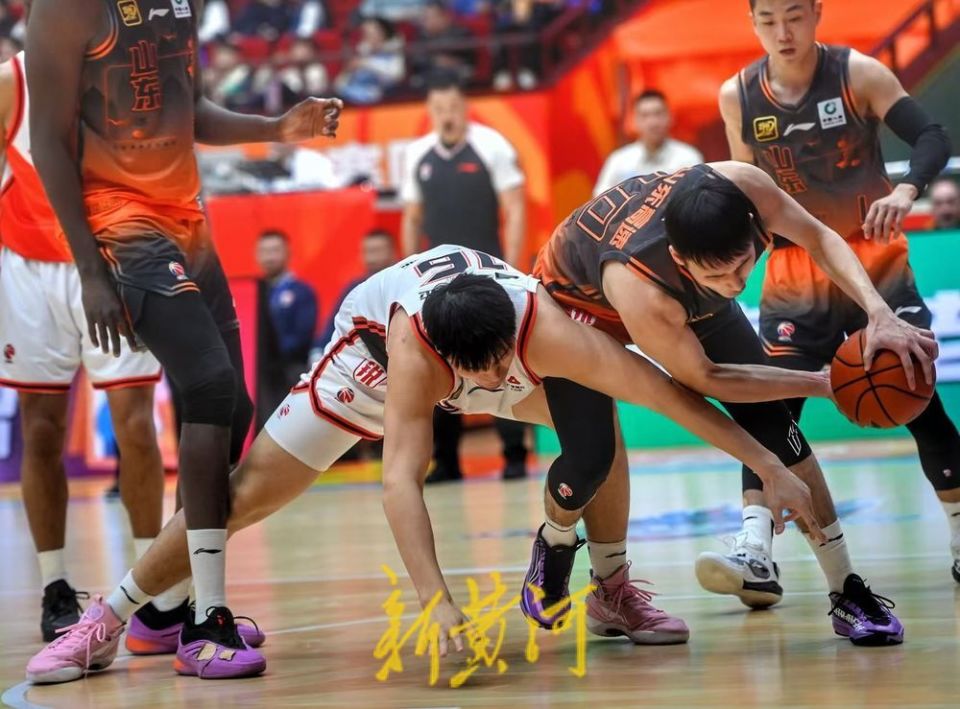 包含江苏男篮大胜广东，球队展现团结精神的词条