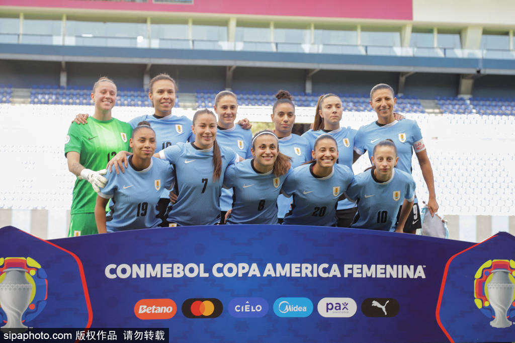 包含足球场上的激烈较量：女子队伍积极拼搏的词条