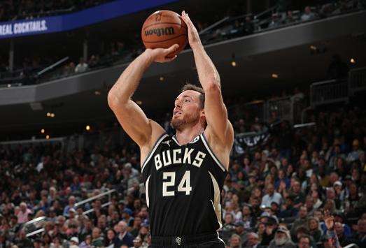 aoa体育体育app-关于雄鹿客场击败独行侠，赢得关键一场的信息